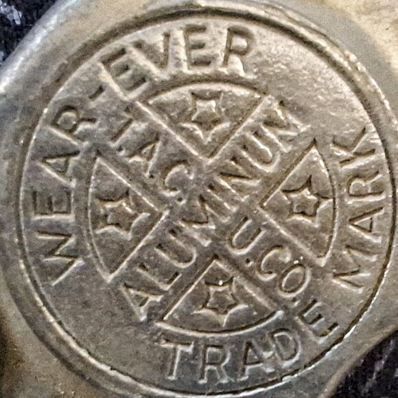 Vintage 1940s Wear Ever Cast Aluminum Hand Press Citrus Juicer w/ Strainer - Picture 7 of 7